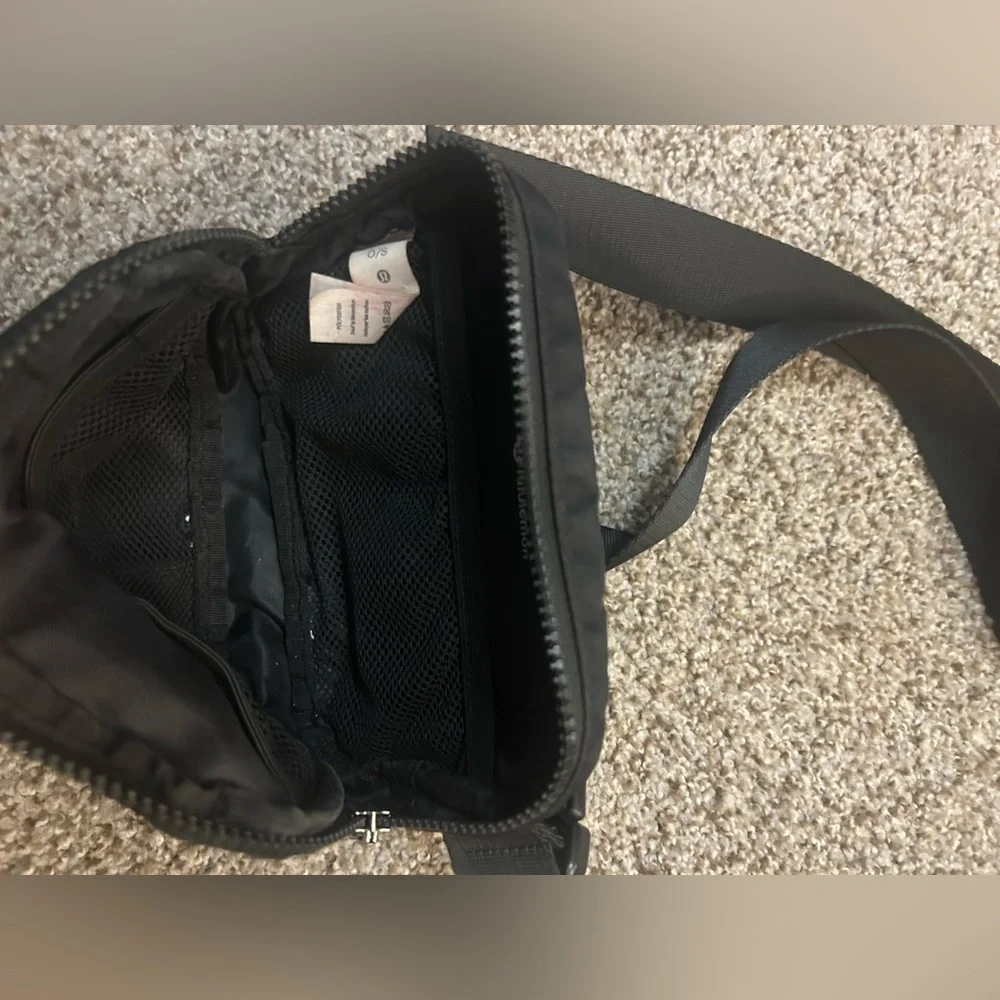 Lululemon Everywhere Belt Bag Black 1L Adjustable Strap MSRP $70 - Picture 5 of 5